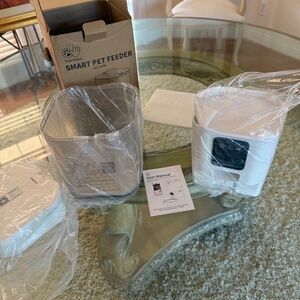 Frienhund Smart Pet Feeder, 7 Liter, White, 2 Way Audio, Camera, ACF100W New